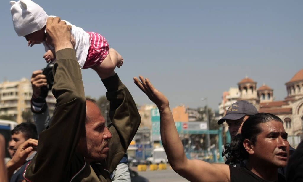 Ασύλληπτες εικόνες στον Πειραιά - Πρόσφυγας κραδαίνει στον αέρα βρέφος