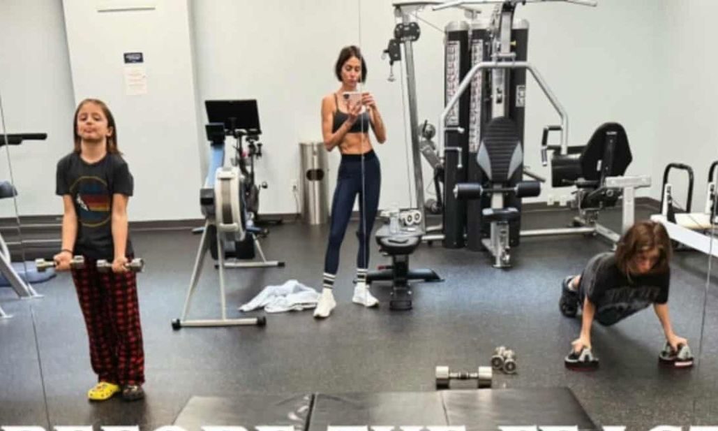 Η Σοφία Καρβέλα γυμνάζεται παρέα με τους γιους της