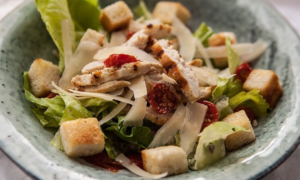 Συνταγή για μια χορταστική σαλάτα του Καίσαρα (vid)