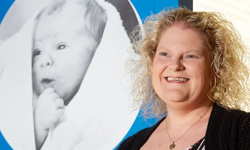 Το πρώτο μωρό εξωσωματικής στον κόσμο έγινε 47 ετών και συμμετέχει σε εκστρατεία για τη γονιμότητα