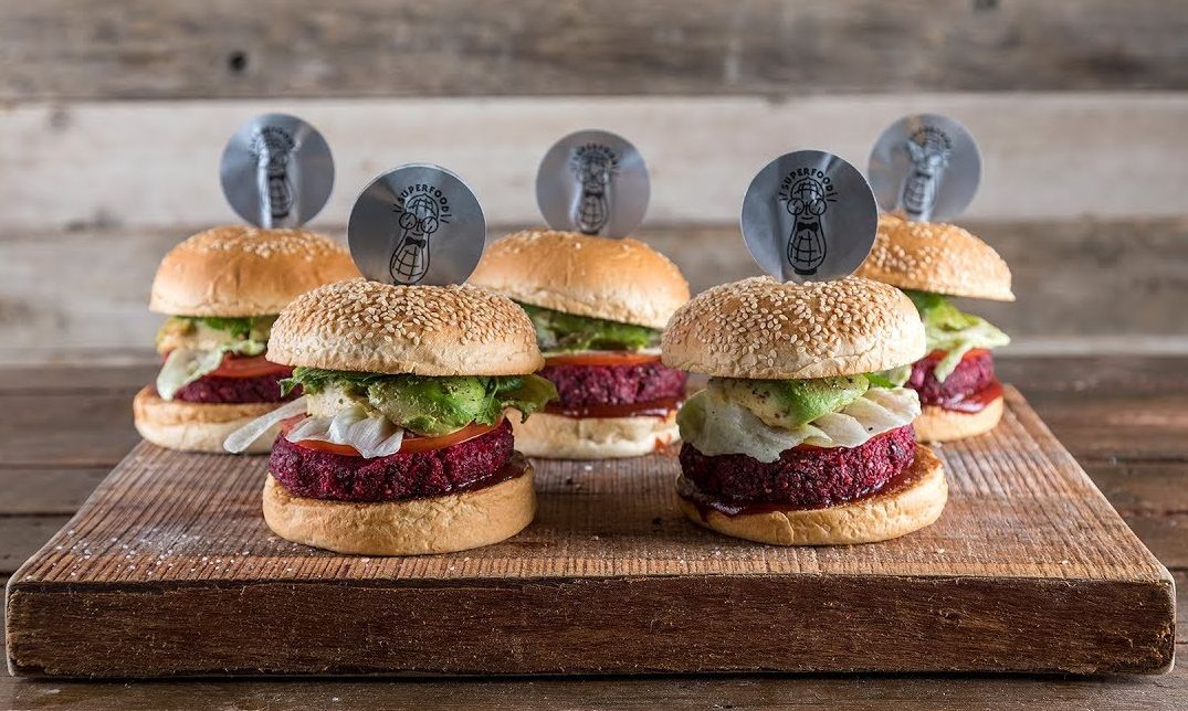 Vegan burger με παντζάρι - Μια συνταγή του Άκη Πετρετζίκη