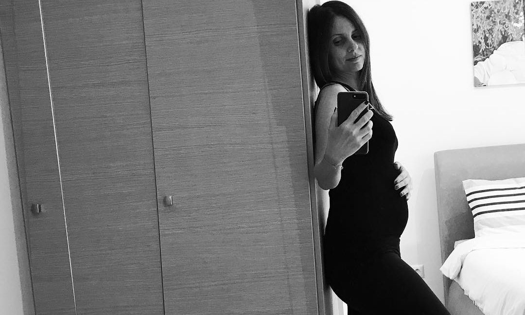 Η Ελένη Καρποντίνη επιβεβαίωσε την εγκυμοσύνη της! Έτσι έκρυβε την κοιλίτσα της αυτούς τους μήνες