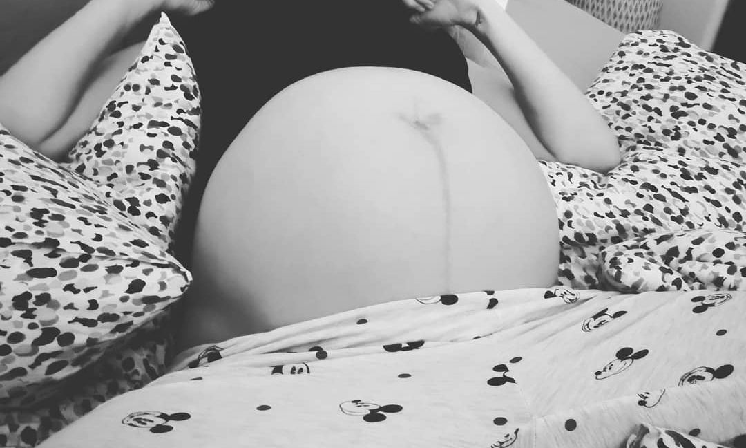 Αυτή η «τεράστια» κοιλιά ανήκει σε Ελληνίδα ηθοποιό! Πάει κάπου το μυαλό σας (pics)