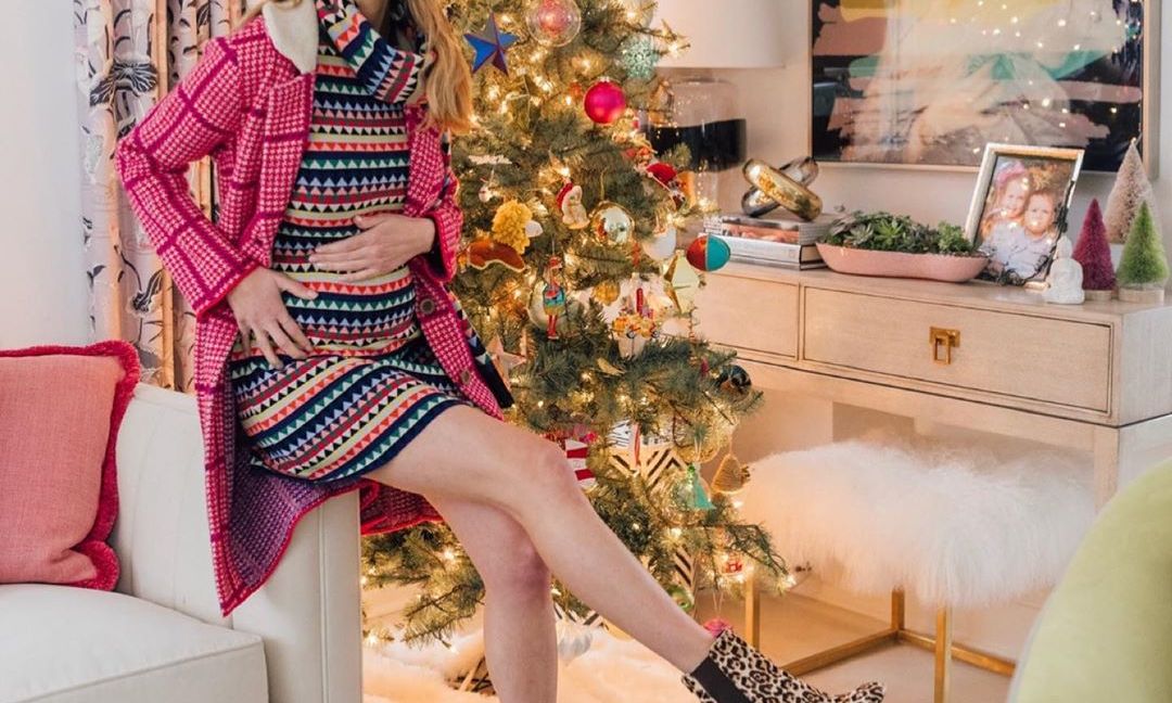 Ποζάρει ευτυχισμένη και με φουσκωμένη κοιλίτσα μπροστά στο χριστουγεννιάτικο δέντρο (pics)