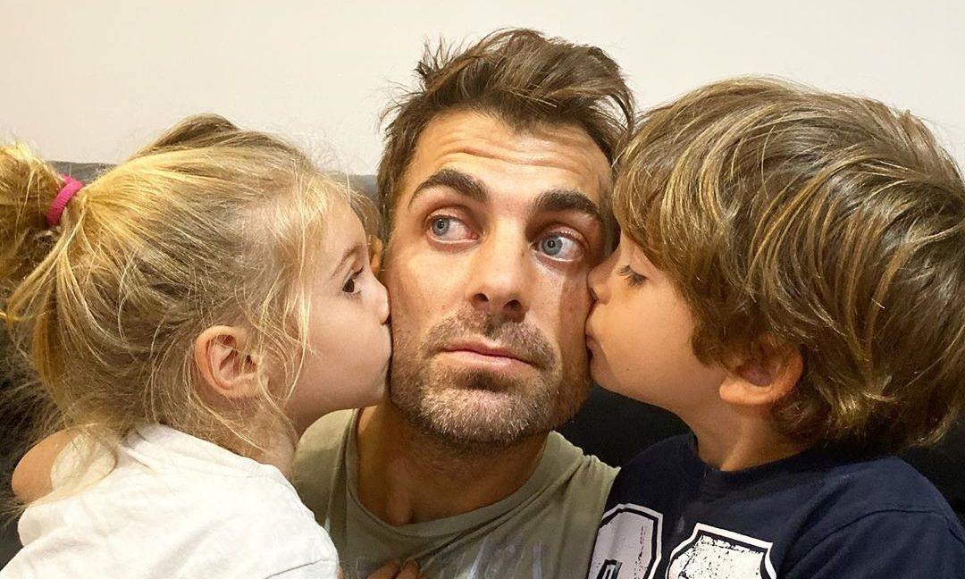 Στέλιος Χανταμπάκης: Παιχνίδια στη θάλασσα με τα παιδιά του - Δείτε φώτο