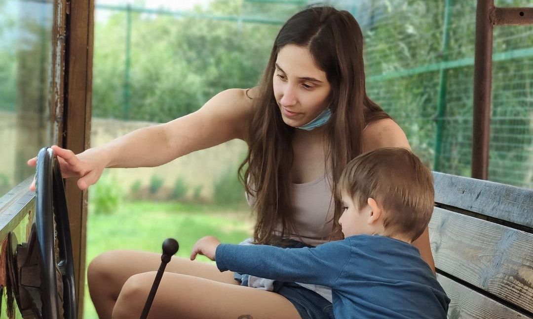 Φωτεινή Αθερίδου: Ο γιος της προσφέρει καφέ στον μπαμπά του - Δείτε φώτο
