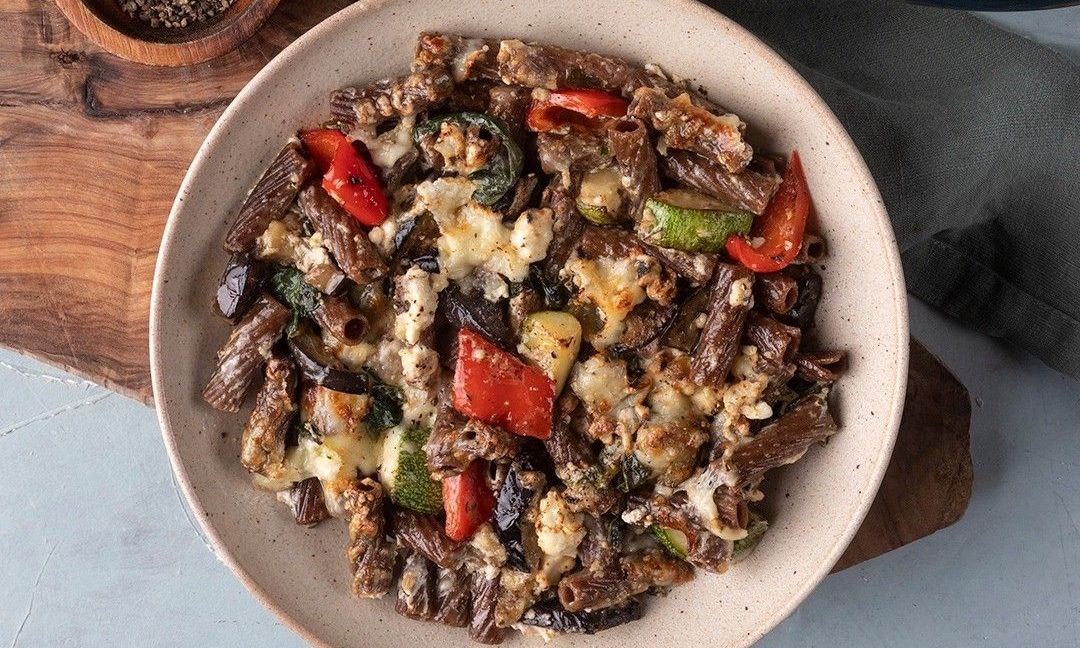 Μεσογειακό ογκρατέν λαχανικών με ριγκατόνι χαρουπιού