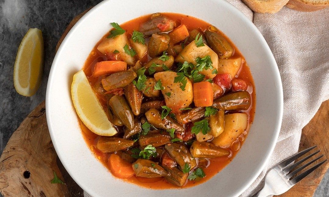 Αλεξανδρινές μπάμιες λαδερές με θυμάρι