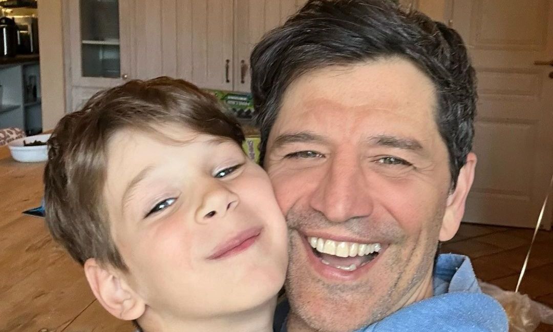 Ο μπαμπάς Σάκης Ρουβάς μαγειρεύει ψάρι λεμονάτο στην κατσαρόλα