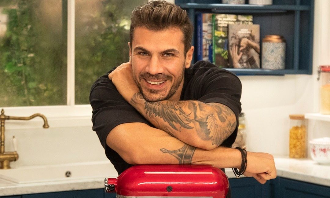 Διαλέξαμε 5 αγαπημένες μας συνταγές του Άκη Πετρετζίκη για το κυριακάτικο τραπέζι