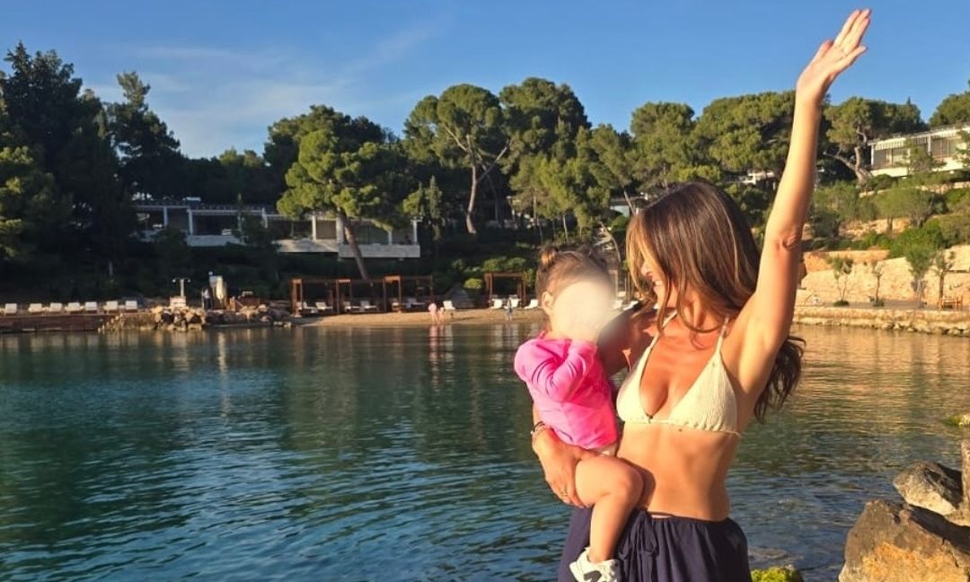 Από την Αμερική στην πατρίδα: Η Μαρία Μενούνος με την κόρη της στην Ελλάδα για ολιγοήμερες διακοπές