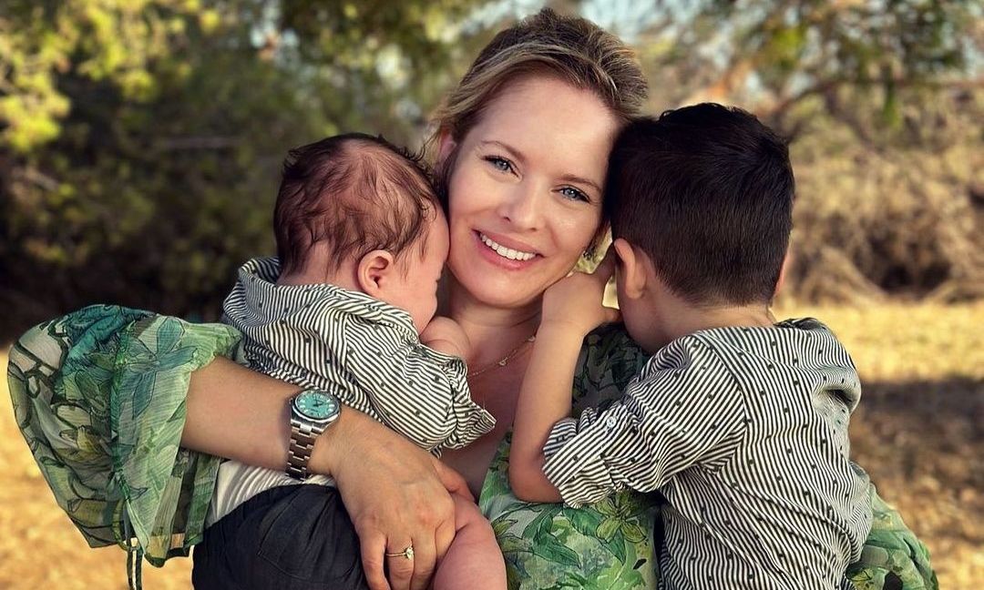 Ευτυχισμένη γιαγιά: Η μητέρα της Ανίτας Μπραντ ποζάρει χαμογελαστή με τα τρία εγγόνια της