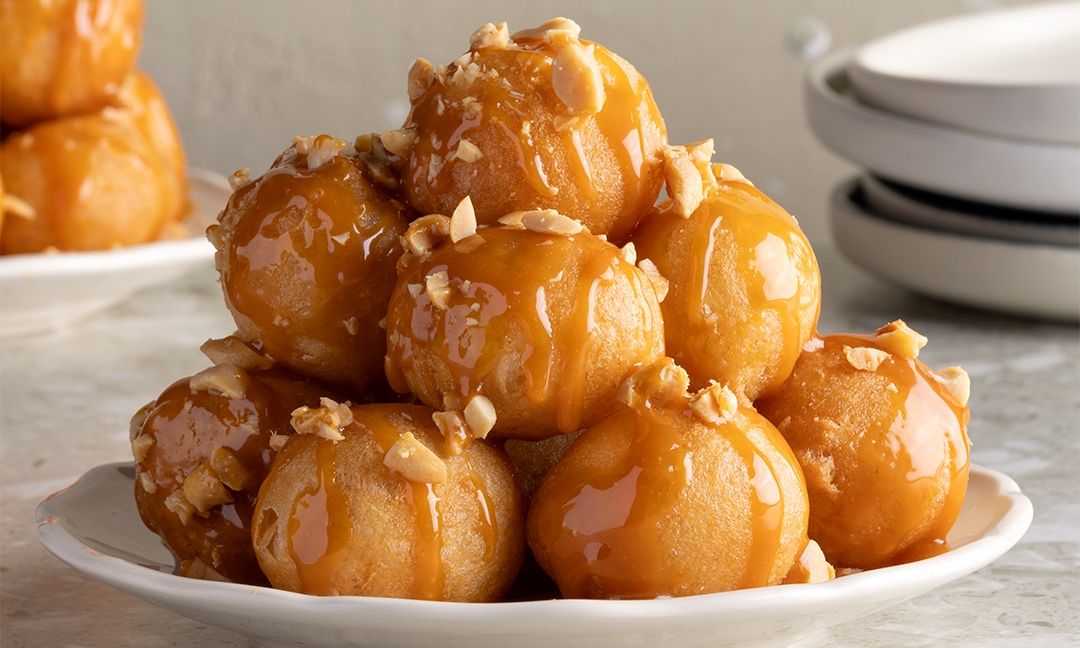 Aφράτοι και τραγανοί λουκουμάδες με σπιτική σάλτσα καραμέλας