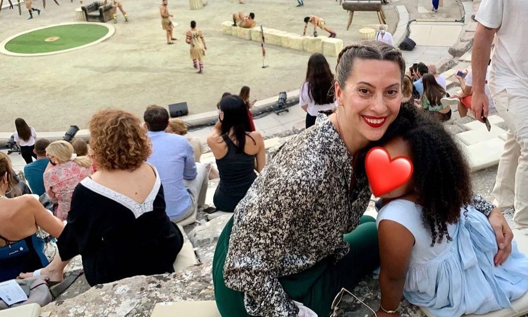 Βίκυ Βολιώτη: Η σπάνια φωτογραφία με την κόρη της στο Φεστιβάλ Αβινιόν