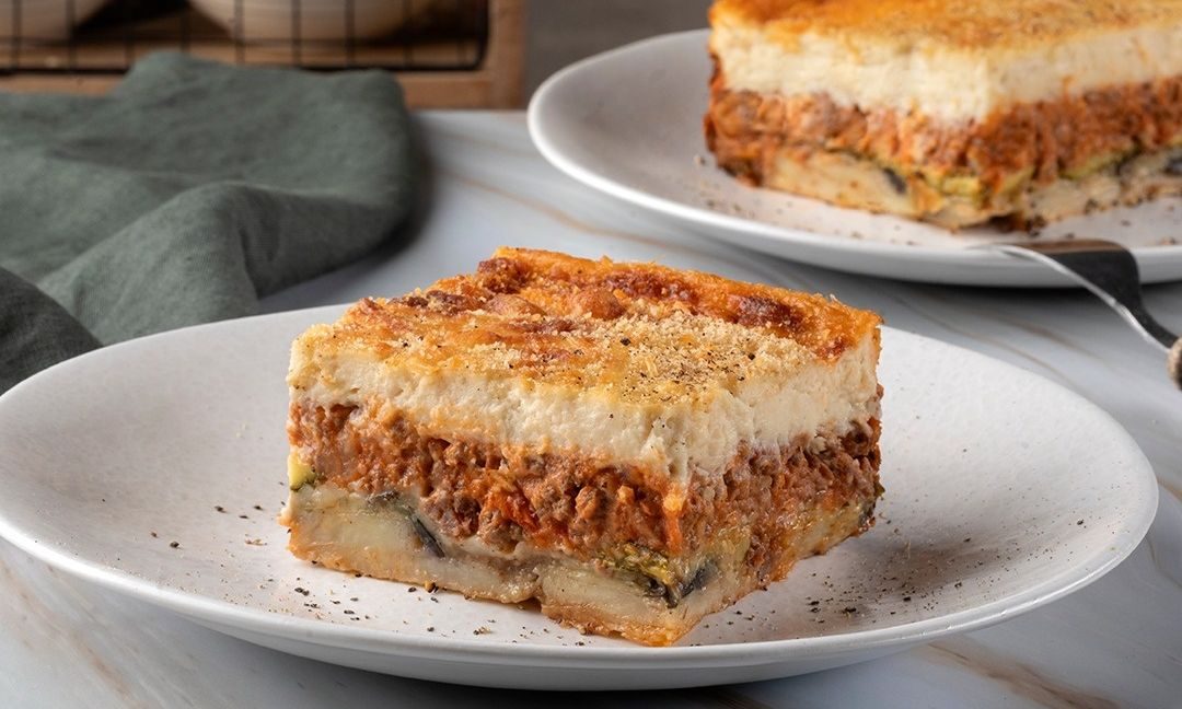 Κανείς δεν μπορεί να αντισταθεί: Ο τέλειος καλοκαιρινός μουσακάς βήμα-βήμα από τον Άκη