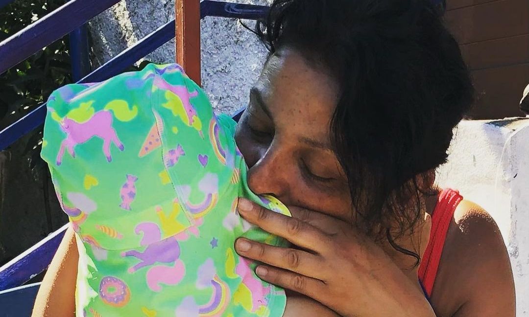 «Πληρότητα»: Η τρυφερή καλοκαιρινή ανάρτηση της Βασιλικής Ανδρίτσου για την κόρη της