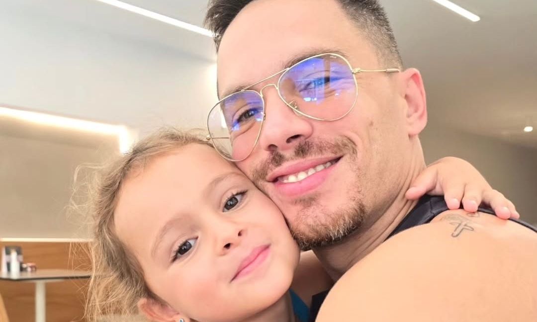 Λευτέρης Πετρούνιας: «Μαντέψτε σε ποιον από τους δύο λείπει δόντι» - Η αστεία ανάρτηση με την Σοφία