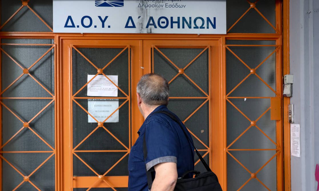 Ρυθμίσεις οφειλών στην εφορία: Όλο το σχέδιο - 12 άτοκες ή 24 χαμηλότοκες δόσεις