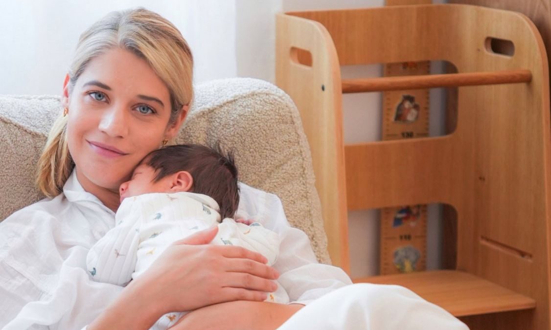 Η Τζένη Θεωνά με τον μικροσκοπικό της γιο – Η φώτο και το σχόλιο «Tiny hands, tiny toes»