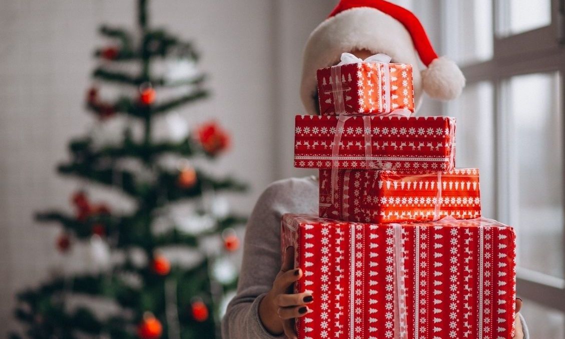 Φέτος, ο Α.Ι. Βασίλης σε οδηγεί στο Ho-Ho-Home of Gifting και προτείνει τα πιο smart δώρο για όλους