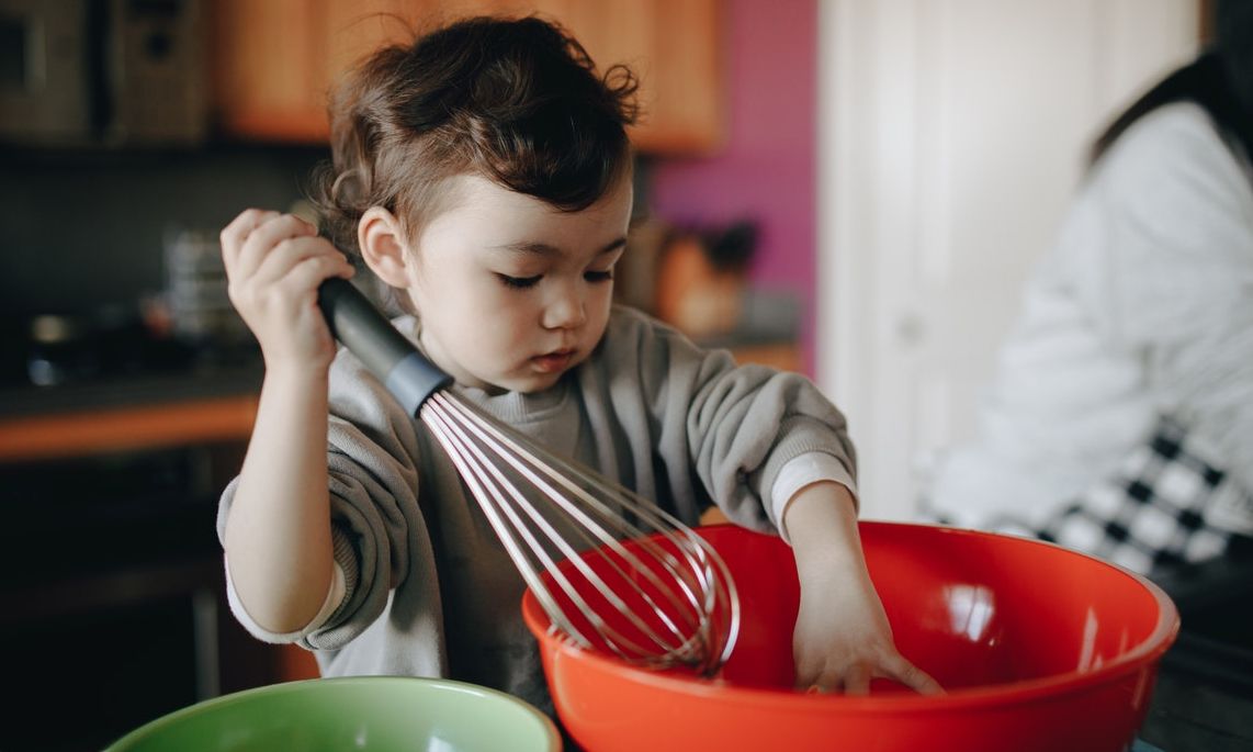Μαγειρεύουμε παίζοντας: Φτιάξτε με τα παιδιά καλοκαιρινά muffins με κεράσια