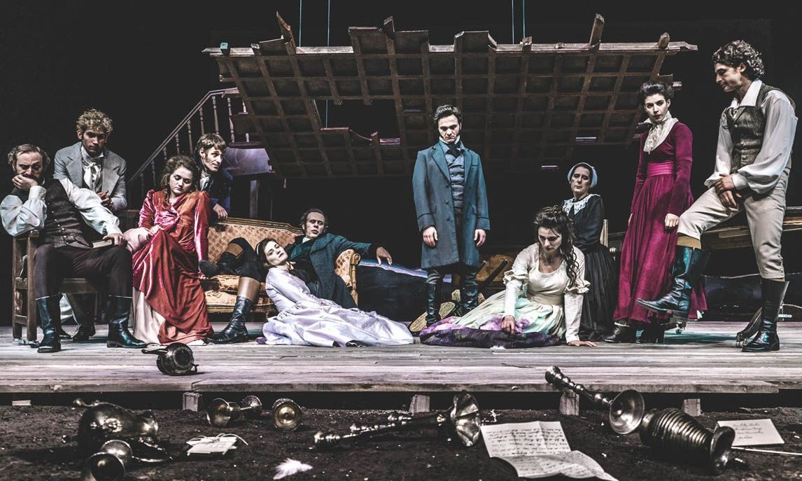 Τα ανεμοδαρμένα ύψη, σε σκηνοθεσία Γιάννη Καλαβριανού στο Θέατρο της ΕΜΣ