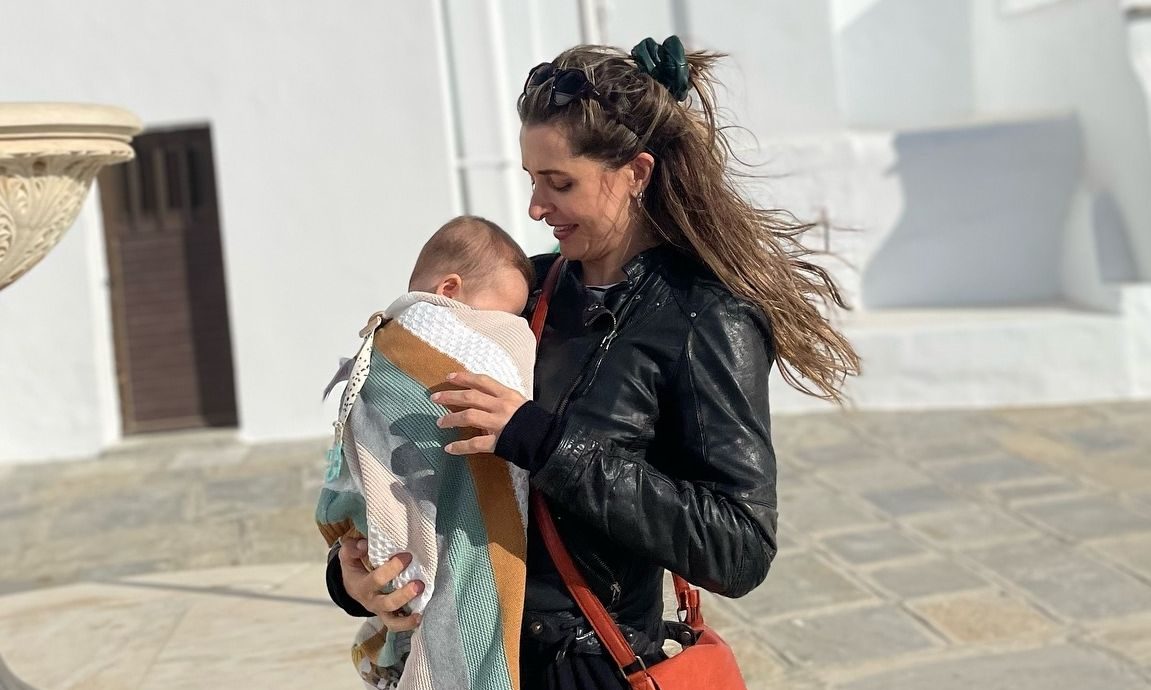 Βασιλική Τρουφάκου: Αγκαλίτσες και φιλάκια με τον γιο της και τον baby Γιόντα