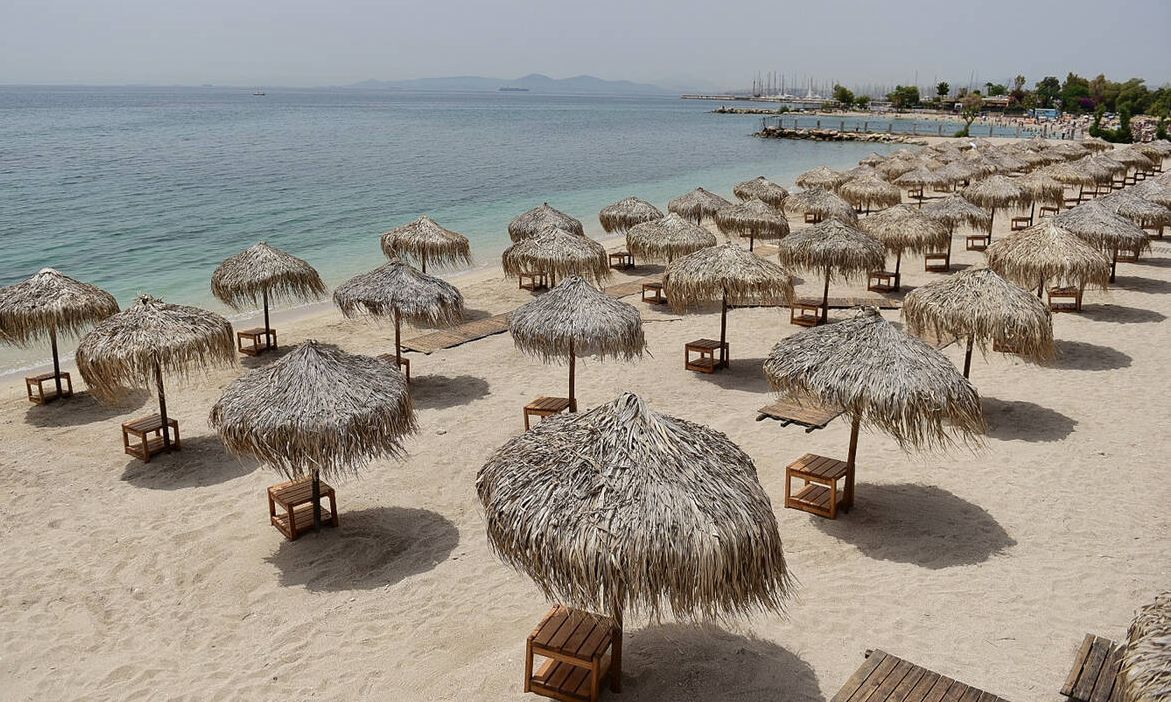 Άνοιξαν οι οργανωμένες παραλίες: Οι αποστάσεις και οι νέοι κανόνες