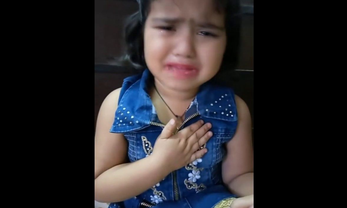 Απίστευτο! Δεν φαντάζεστε τι παθαίνει αυτό το κοριτσάκι όταν τραγουδάει (vid)