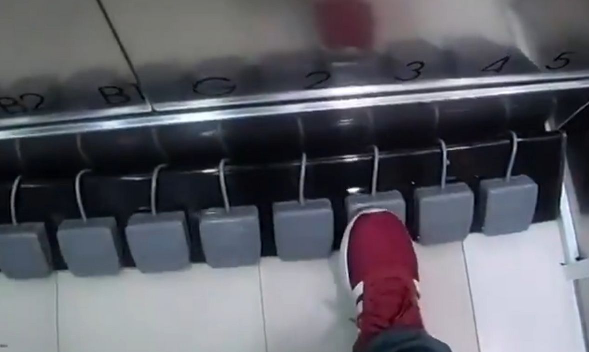 «Χωρίς χέρια»: Πατέντα εμπορικού για να μην πατούν τα κουμπιά στα ασανσέρ