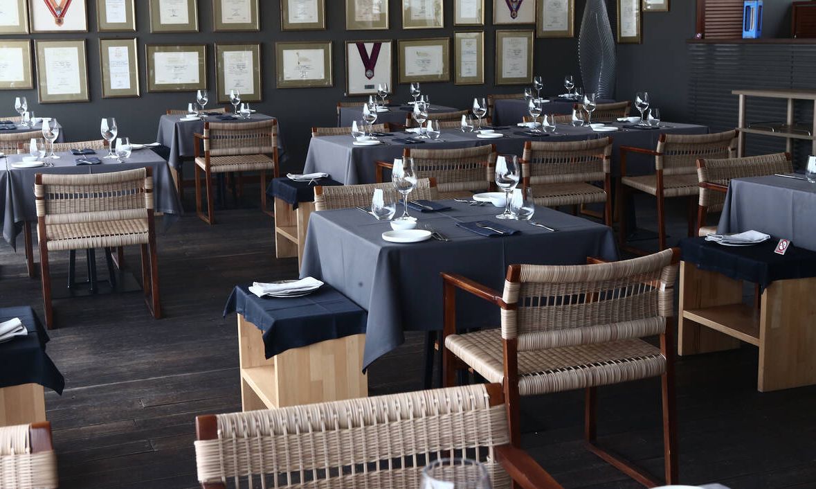 Άρση μέτρων: Ανοίγουν οι εσωτερικοί χώροι της εστίασης - Πώς θα λειτουργούν οι παραλίες