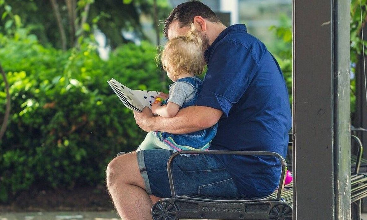 Εξετάζεται μεγαλύτερη άδεια πατρότητας