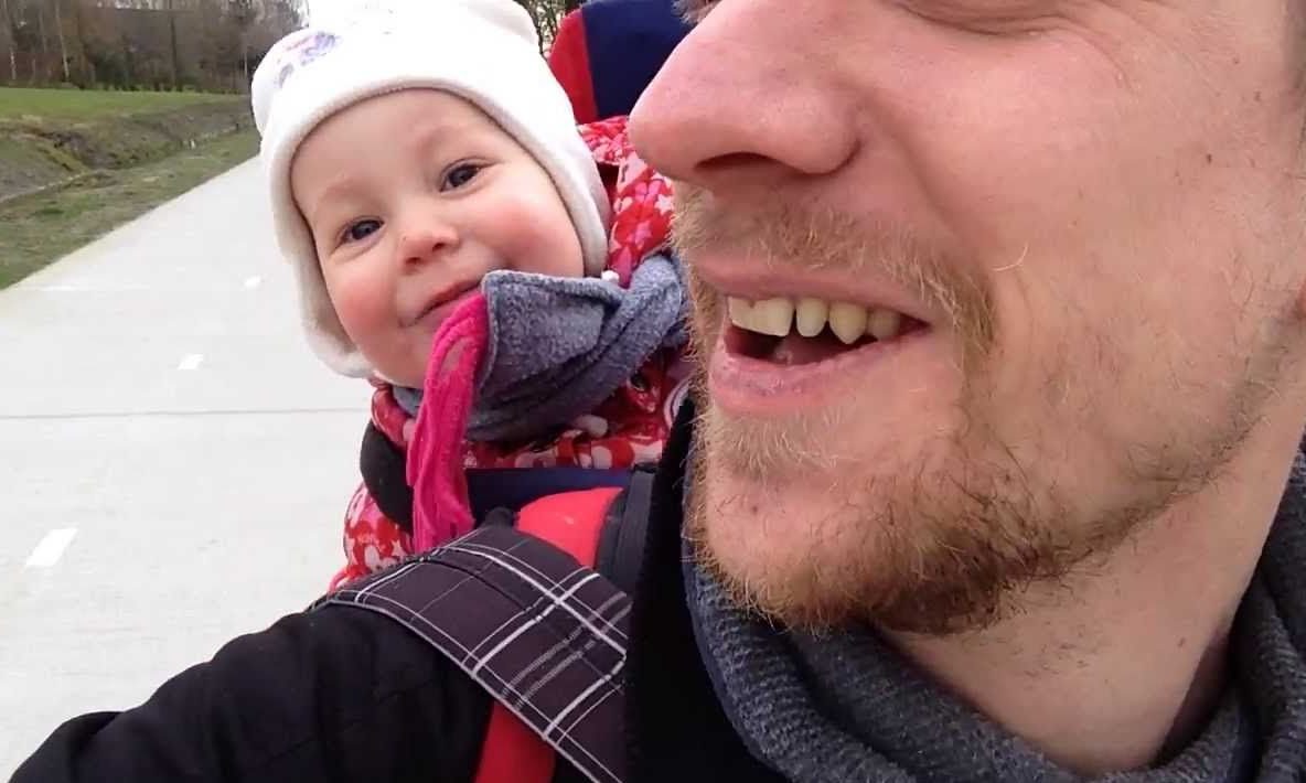 Δείτε τι κάνει το μωρό όταν ακούει τη λέξη «μπαμπάς» (vid)