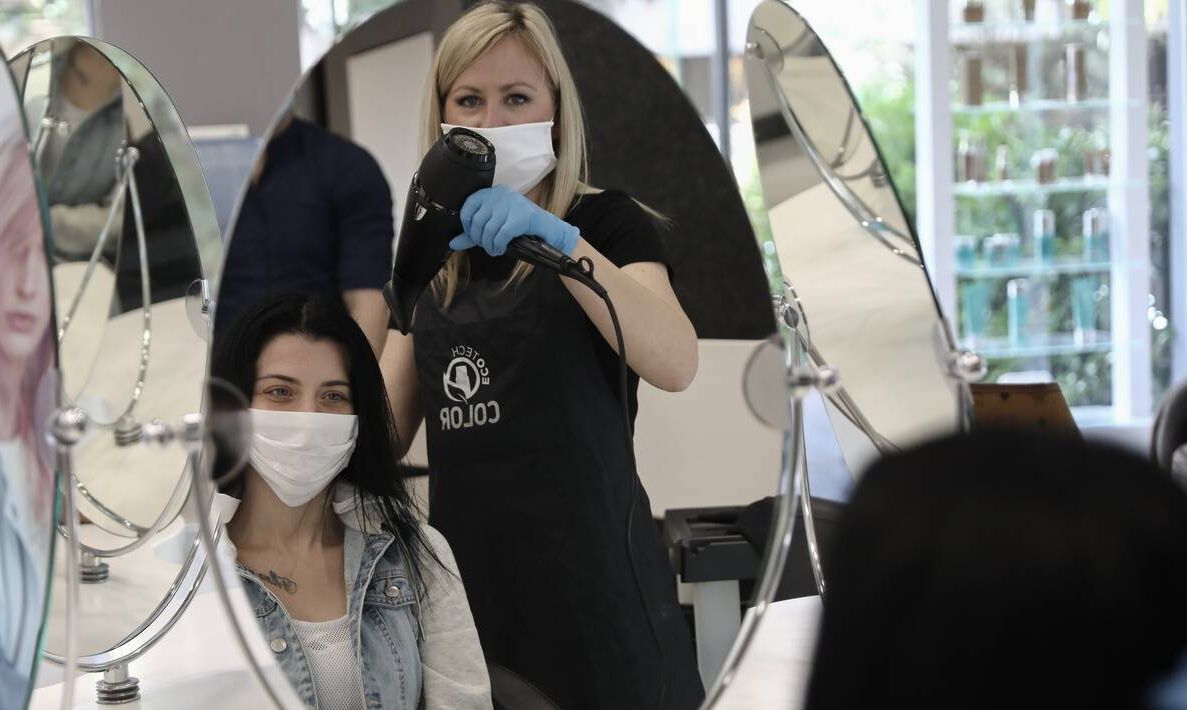 Χριστούγεννα 2020: Ανοίγουν τα κομμωτήρια τη Δευτέρα - Το ωράριο και οι κανόνες