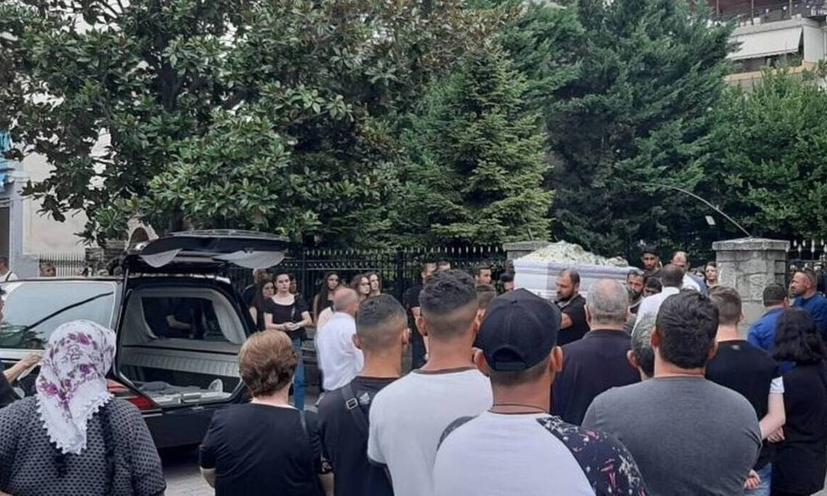 Τρίκαλα: Σε κλίμα οδύνης τελέστηκε η κηδεία της 16χρονης - Συνεχίζονται οι έρευνες