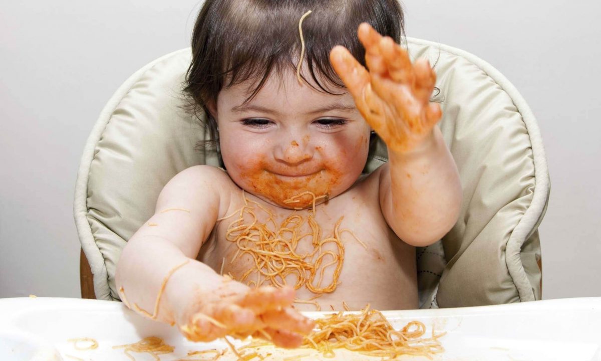 Πότε πρέπει το παιδί μου να φάει μόνο του;