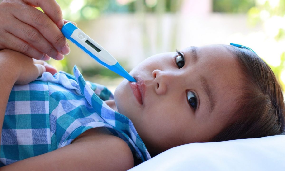 Πυρετός: Ποια συμπτώματα πρέπει να προσέχουν οι γονείς εκτός από το ύψος του πυρετού