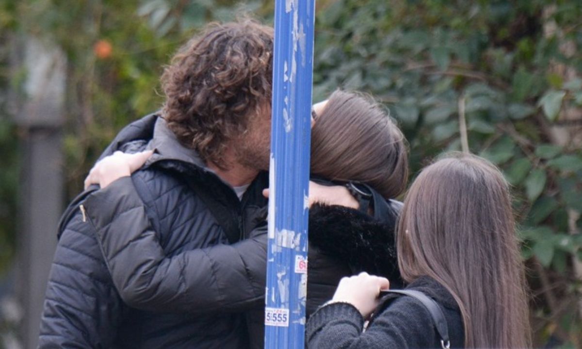 Τα καυτά φιλιά πίσω από την... κολώνα!