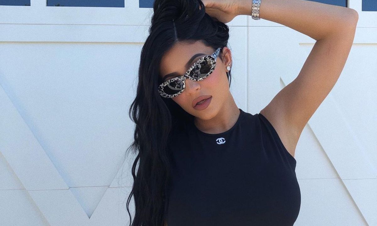 H Kylie Jenner έβαλε ένα λευκό ολόσωμο μαγιό και προκάλεσε πανικό στο Instagram
