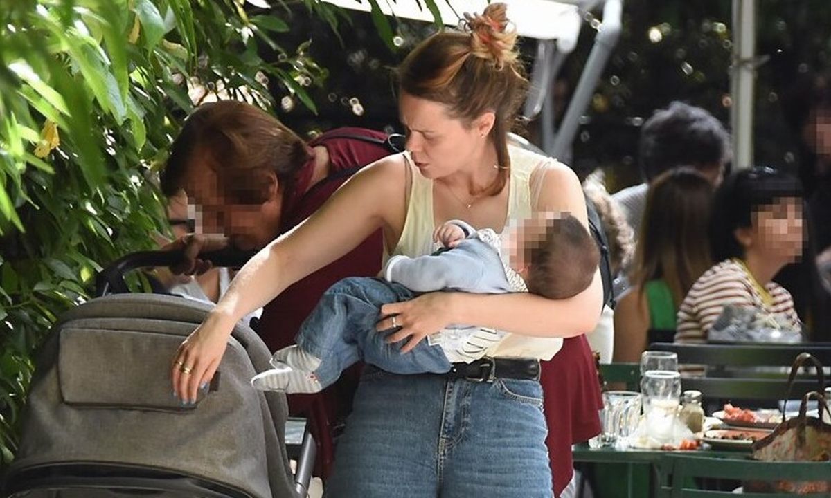 Λένα Παπαληγούρα: Οι τρυφερές στιγμές με τον γιο της στη μέση του δρόμου - Θα λιώσετε (photos)