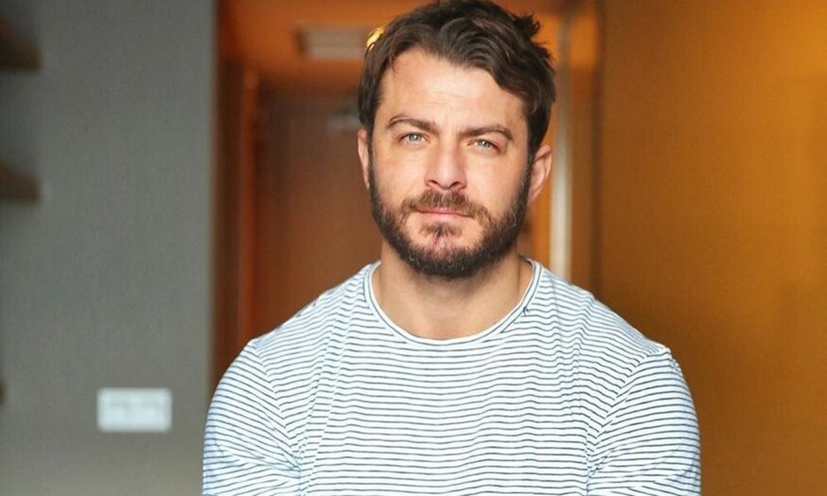 Θα τρίβετε τα μάτια σας με τη μεταμόρφωση του Ντάνου για την ταινία «Χαλβάη 5-0»! Δεν αναγνωρίζεται!