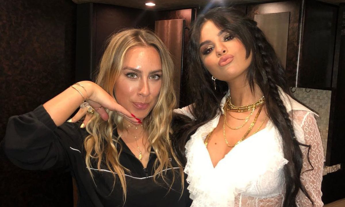 Selena Gomez: Η επική της εμφάνιση με crop top στα γενέθλια της κολλητής της θα σου μείνει αξέχαστη