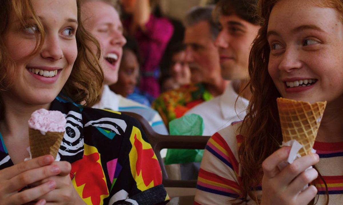 Stranger Things Fashion: Το χρωματιστό μπλουζάκι της Eleven κοστίζει μόλις 29 ευρώ!