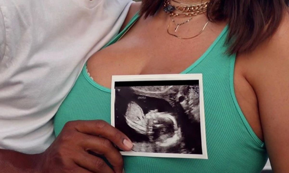 Η διάσημη καλλονή είναι έγκυος στο πρώτο της παιδί μετά από εννιά χρόνια γάμου (video)