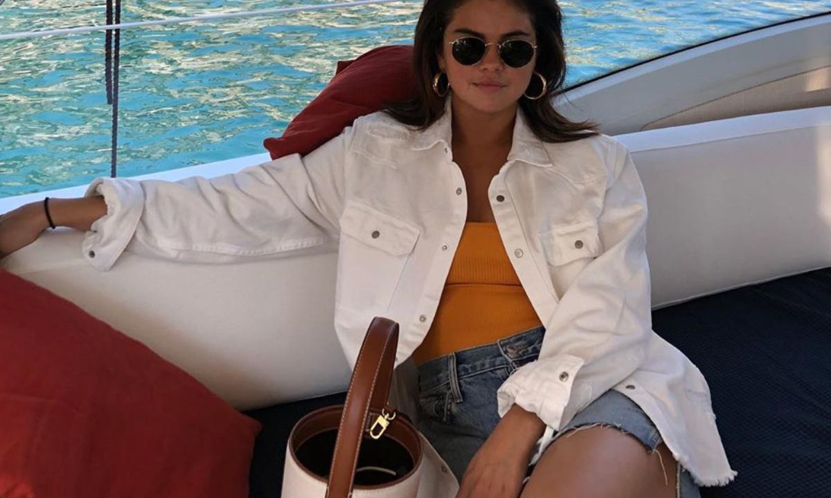 Selena Gomez: Τι συμβαίνει με τα κρυφά μηνύματα που αφήνει πάνω στα t-shirts της;