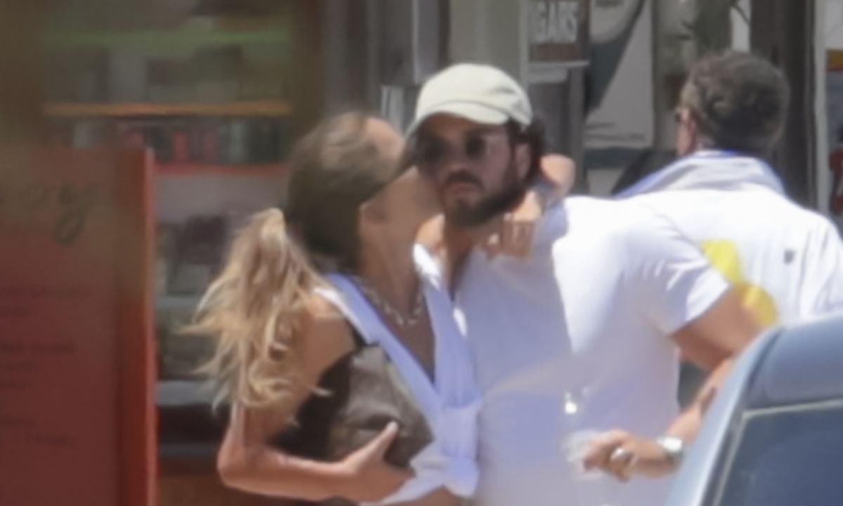 Τρελά ερωτευμένη! Τον βούτηξε στη μέση του δρόμου κι άρχισε να τον φιλάει (photos)