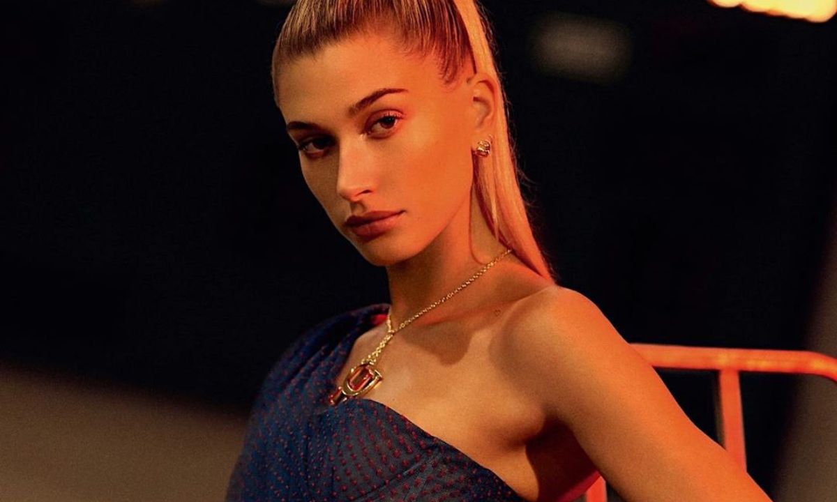 Η Hailey Baldwin φόρεσε το πιο μοδάτο μαγιό και εμείς πάθαμε σοκ με το κορμί της