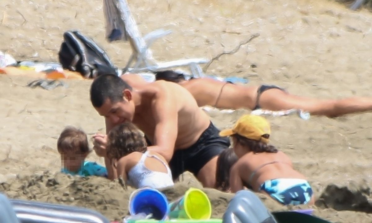 Σωτήρης Κοντιζάς: Οι διακοπές, τα παιχνίδια με τα παιδιά στην άμμο και η εντυπωσιακή σύζυγος (pics)