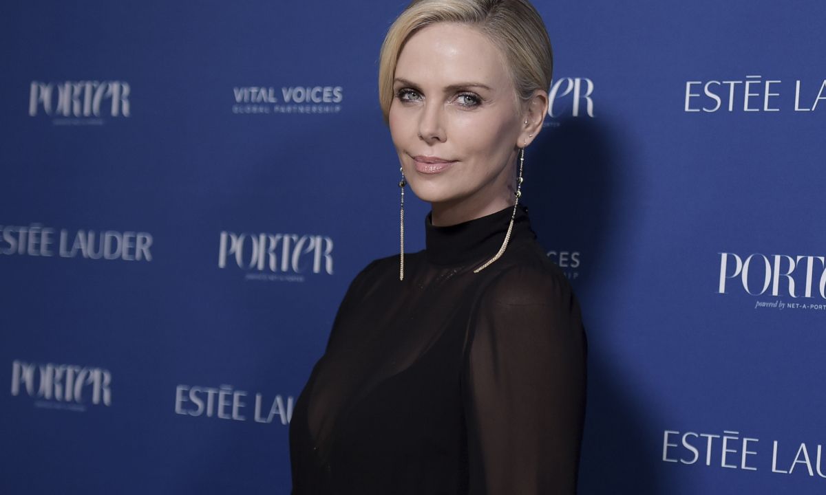 Είναι αυτή η Charlize Theron; Κάποιος μας κάνει πλάκα