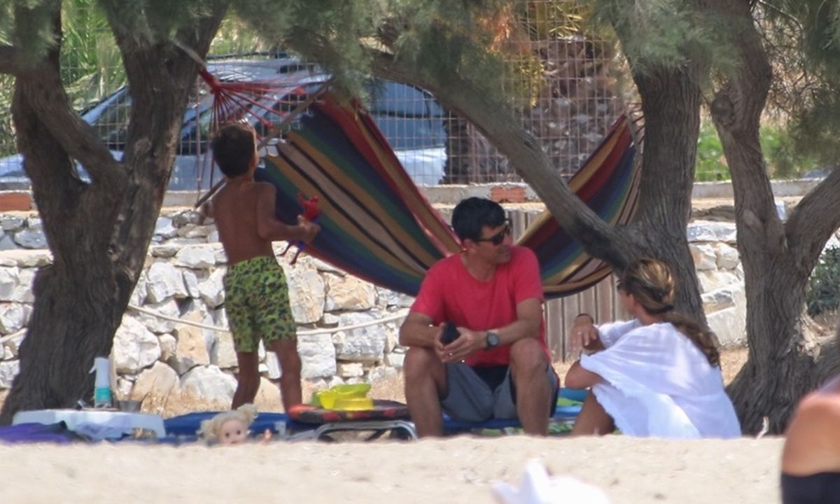 Σάκης Ρουβάς: Δείτε τον σε διακοπές στη Σχοινούσα με την Κάτια και τα παιδιά